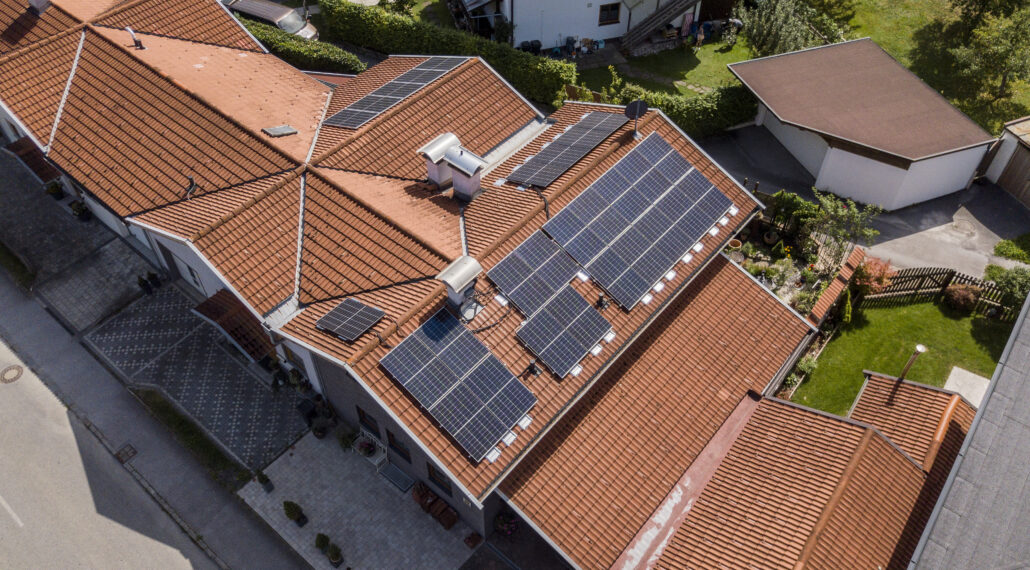 Mehrere Photovoltaikmodule auf rotem Dach