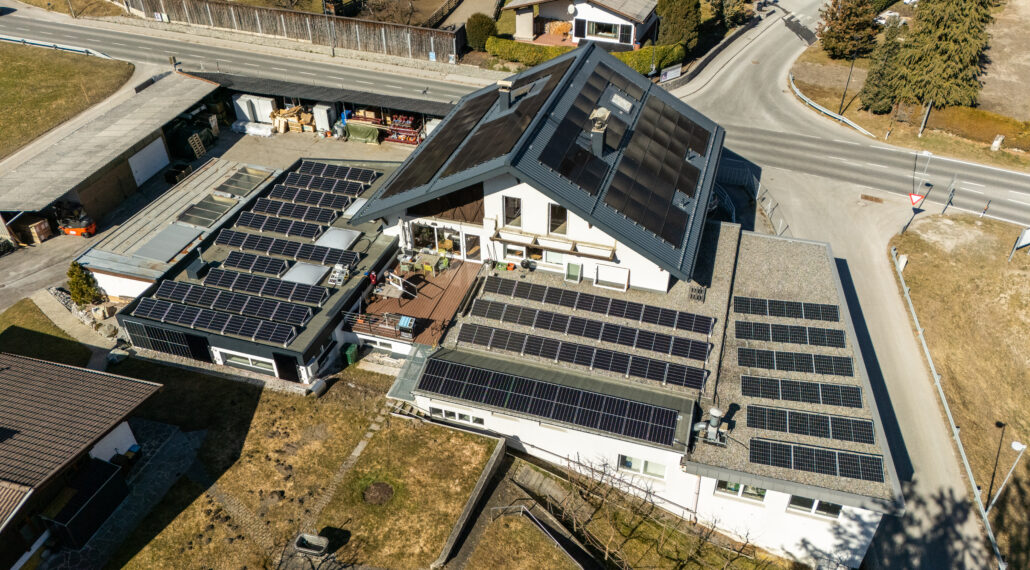 Großes Gelände mit mehreren Reihen an Photovoltaik-Modulen