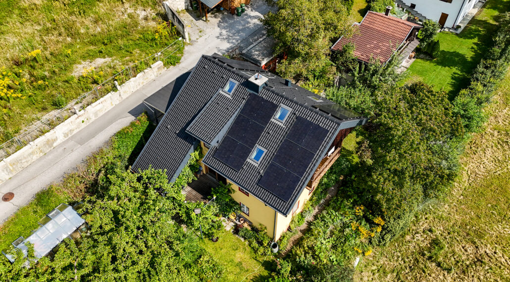 PV-Anlage auf einem Haus mit Dachfenster