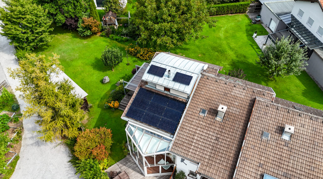 PV-Anlage auf einem Haus mit Garten