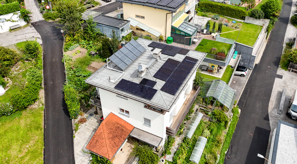 PV-Anlage auf grauem Flachdach