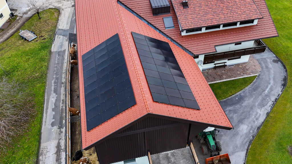 Fertige PV-Anlage Tirol – Drohnenaufnahme SunPowered Installations