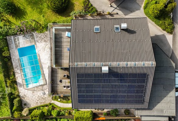 Große Photovoltaik-Anlage auf Haus mit Pool