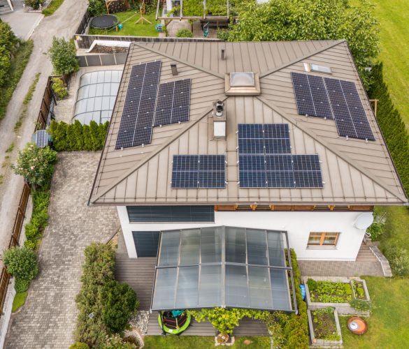 Photovoltaikanlage auf drei Seiten des grauen Daches