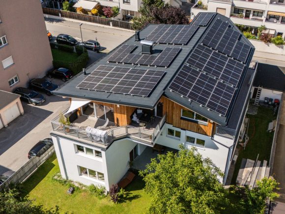 Photovoltaikanlage auf Mehrfamilienhaus