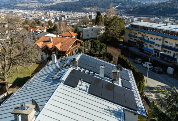 Photovoltaikmodule auf Dach eines großen Hauses