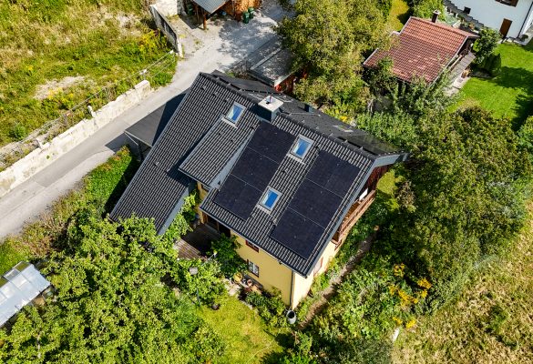 PV-Anlage auf einem Haus mit Dachfenster