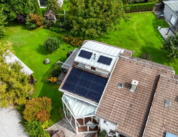 PV-Anlage auf einem Haus mit Garten