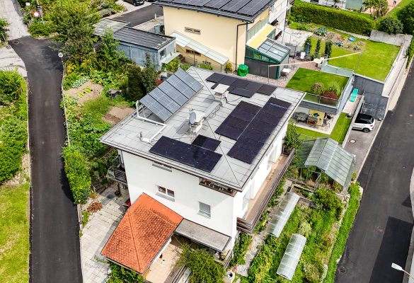 PV-Anlage auf grauem Flachdach