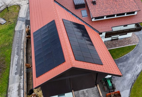 Fertige PV-Anlage Tirol – Drohnenaufnahme SunPowered Installations