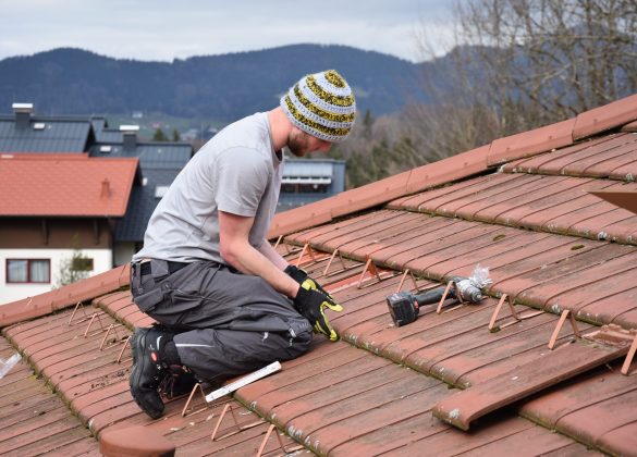 Mitarbeiter installiert die Vorrichtung