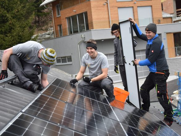 Mitarbeiter installieren die Photovoltaik-Panele